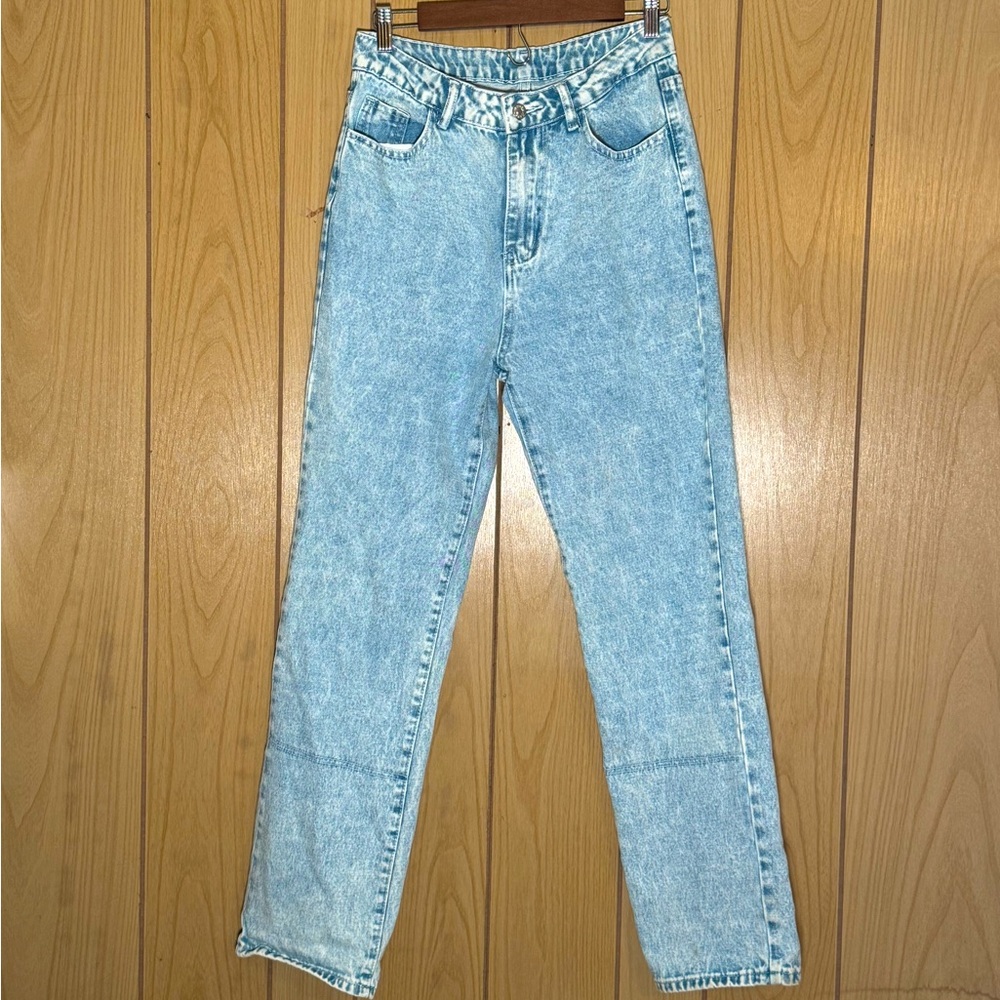 LIGHT WASH STRAIGHT LEG JEANS